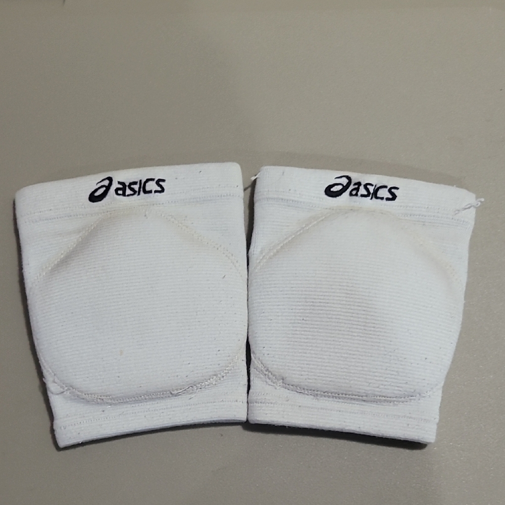 ASICS White Sports Knee Pads